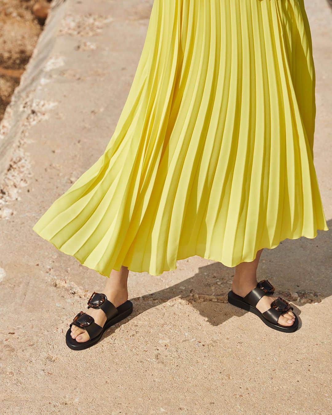 アンシャングリークさんのインスタグラム写真 - (アンシャングリークInstagram)「The ‘Iaso’ sandals are the sleek fashion-forward option for day-to-night city adventures. Two broad straps, each bearing our signature wing buckles, secure the foot - making them perfect for a summer on the go.  #ancientgreeksandals #AGS #Summersandals #handmadeingreece #greece #sandals」7月22日 4時34分 - ancientgreeksandals