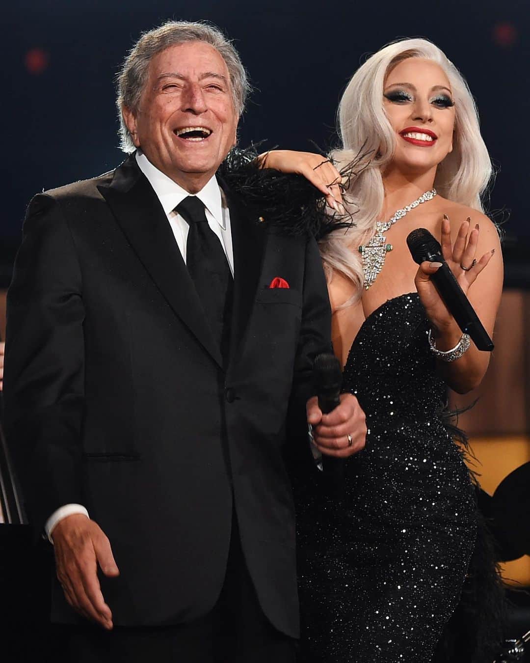 V Magazineさんのインスタグラム写真 - (V MagazineInstagram)「RIP #TonyBennett 💔🕊️  The legendary musician has passed away in his hometown of New York City, at the age of 96. With a list of achievements including 20 Grammy Awards, a Lifetime Achievement Award, and two Primetime Emmy Awards—as well as other monumental milestones in his career including his most recent work with pop icon @ladygaga—“the best singer in the business” dubbed by Frank Sinatra himself leaves behind a legacy of treasured music.  Head to VMagazine.com (link in bio) as we look back on his storied career. — (📸: Michael Ochs Archives/Getty Images, Larry Busacca/Getty Images for NARAS)」7月22日 4時40分 - vmagazine