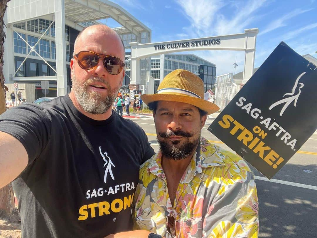 ジョン・ウエルタスさんのインスタグラム写真 - (ジョン・ウエルタスInstagram)「@jonhuertas and I letting everybody at Amazon and Sony know we’re here to secure the contracts we all deserve. #sagaftrastrong @sagaftra」7月22日 4時40分 - jonhuertas