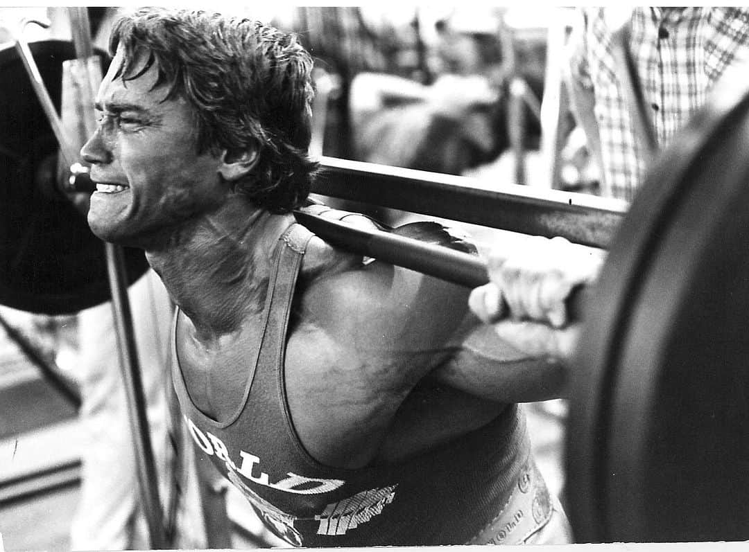 アーノルド・シュワルツェネッガーのインスタグラム：「Did you skip leg day this week? There’s still time to fix that. Join Arnold’s Pump Club at the link in my bio (it’s free).」