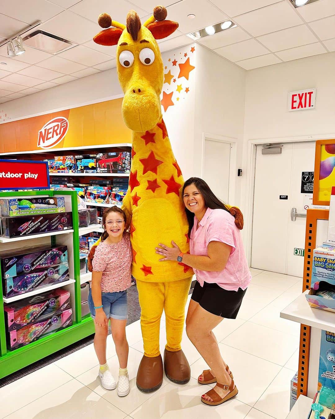 Ilana Wilesのインスタグラム：「We were invited to the kickoff party for Geoffrey’s Tour Across America: East Coast Editon which is celebrating the fact that there is a @toysrus in every Macy’s! Woohoo! Toys”R”Us lives on! The girls are currently at camp so I asked Ruth if she would like to take Arami. Turns out, it’s Arami’s 8th birthday and what better way to spend it than at an iconic toy store! I still remember my mom taking me to Toys”R”Us every year on my birthday and walking through every single aisle before I selected my gift. The choices!!! I’m glad the tradition will live on at Macy’s 🎉 Ruth and Arami had the best time meeting Geoffrey the Giraffe and many of his friends, plus she got to pick out a few presents, obviously! Happy birthday, Arami!!!!! You can get more information on Geoffrey’s tour (it might be stopping in your city!) and enter the 8 days of sweepstakes to win some amazing toy prizes at the link in my bio. #ToysRUsTour」