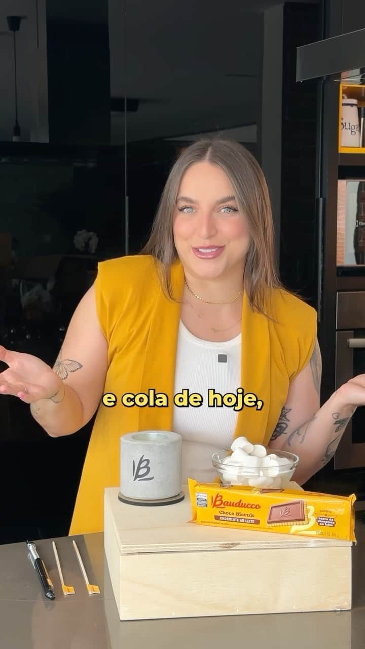 Bruna Unzuetaのインスタグラム：「E o Copia e Cola de hoje foi com uma sobremesa que está viralizando, o tão famoso S’mores. É claro que para essa receita não poderia faltar @bauducco Choco Biscuit, o ingrediente essencial, que contém a combinação de biscoito crocante com uma barra de chocolate, para seu S’mores ficar essa magia ❤️🍫 Gostaram? 😋 #Publicidade #SmoresChocoBiscuit」