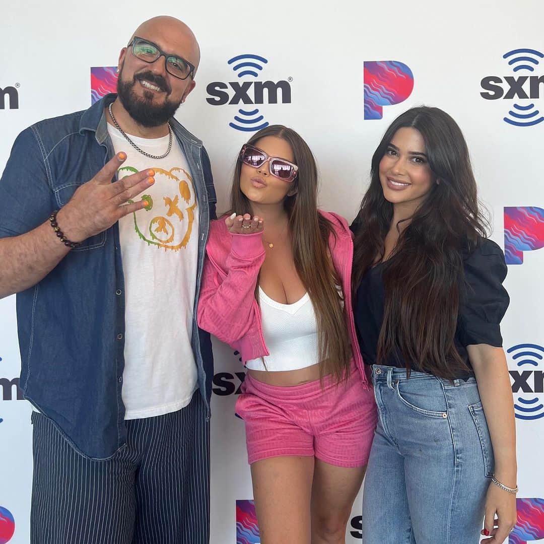 シャネル・ウエスト・コーストのインスタグラム：「Had so much fun chillin with my new besties @TonyFly & @OfficialSymon on @SiriusXMHits1! We’re talking Lit For Days, mom life & more! Listen today 2pm PST/ 5pm EST on @siriusxm ! Fave 1/2? 🤗」