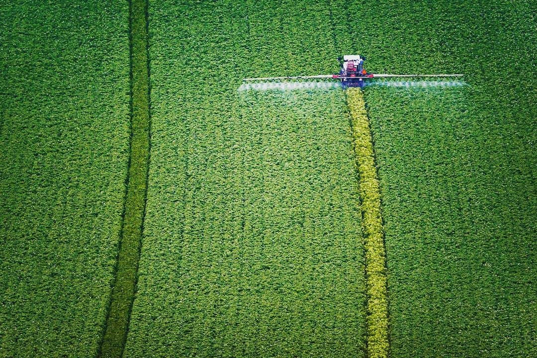 Michael Yamashitaさんのインスタグラム写真 - (Michael YamashitaInstagram)「Tractor Tracks in Hokkaido, Japan. #hokkaido #hokkaidosummer #hokkaidollandscape #hokkaido_lovers」7月22日 5時01分 - yamashitaphoto