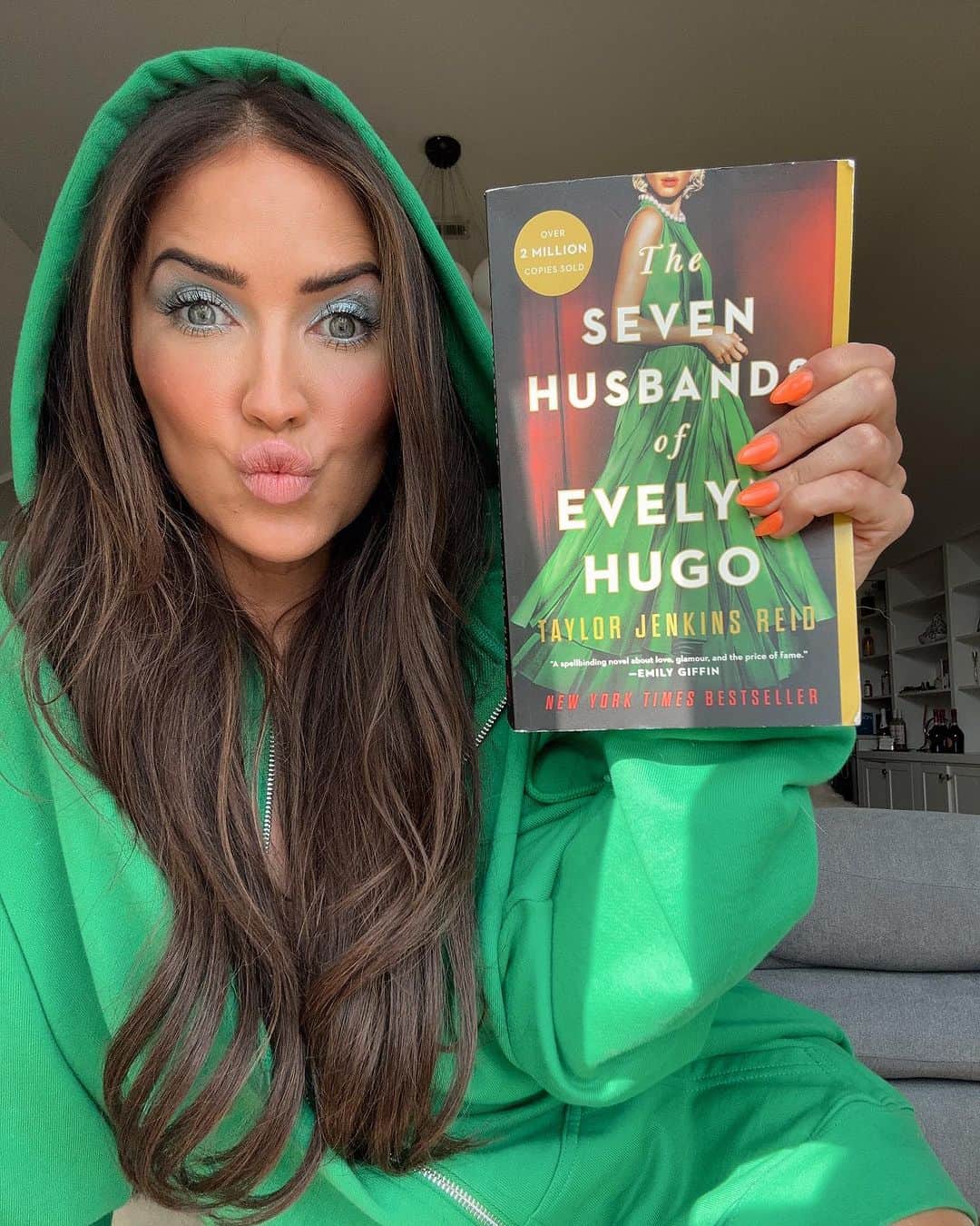 のインスタグラム：「Get in loser, WE’RE STARTING A BOOK CLUB Name- Big Book Guys.  Make sure you’re following @offthevinepodcast where we will be hosting it. Drop a 📕 if you’re in. This is our first book.」