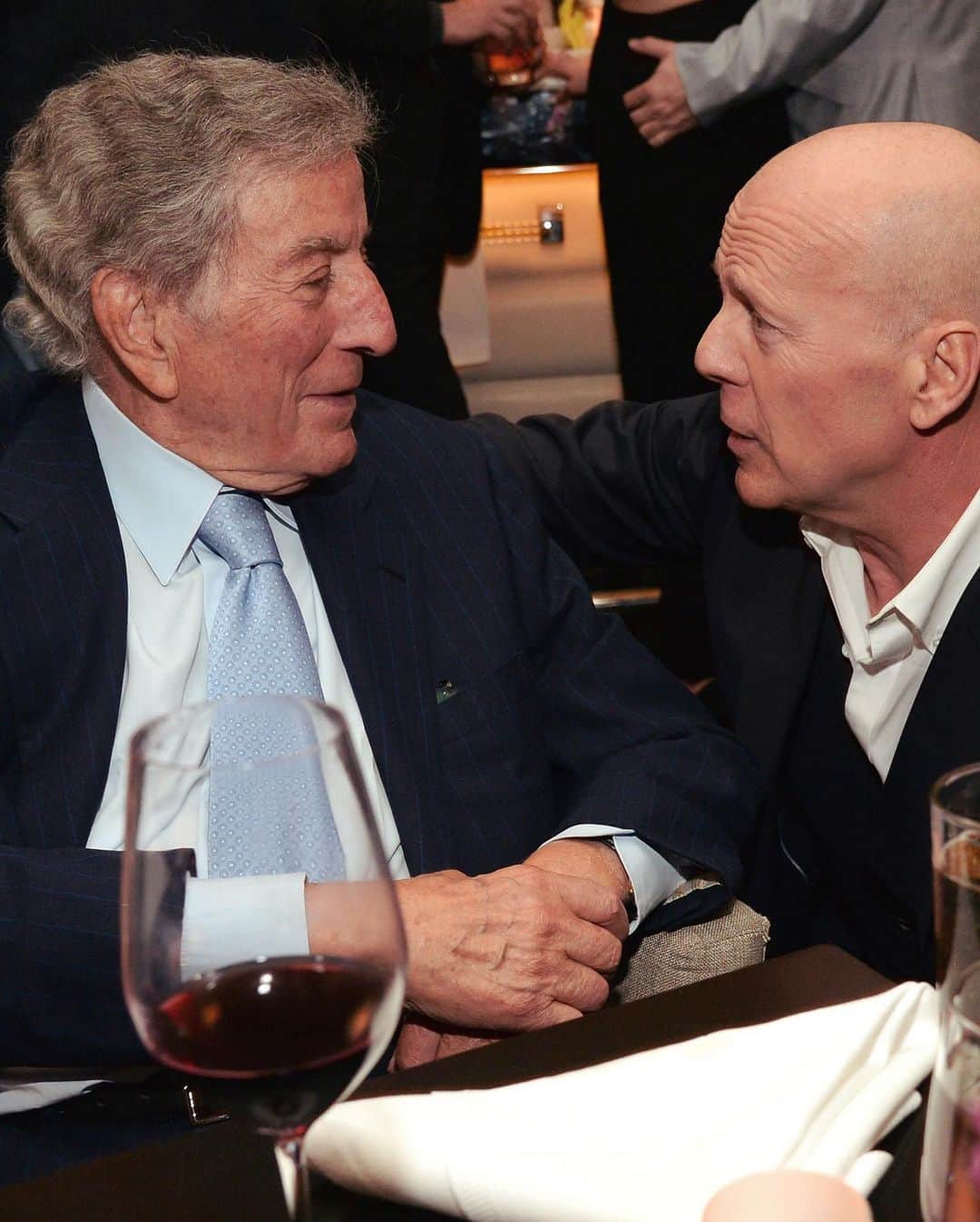 エマ・ヘミングのインスタグラム：「We are so saddened to hear of Mr Bennett’s passing. I will personally always remember him for his kind, graceful and gentle demeanor. An evening spent with Tony and Susan was the best NY date night one could ever ask for.  And his talent, boy his talent—we stand in awe and admiration. I especially applaud the final chapter of his career, as he continued to dazzle and elicit nothing but joy and excitement performing selflessly despite his Alzheimer’s diagnosis. It was a beautiful reminder that we should never allow society to dictate or dismiss anyone because of their cognitive challenges but instead provide the room for them to flourish. When he hit the stage, he shined and everyone around him beamed!  Thank you to Mr. Bennett and his family for shining a bright light on this disease. It has and will forever be so meaningful and impactful to me.  As Mr. Bennett said, “Life is a gift, even with Alzheimer’s.” 💜」