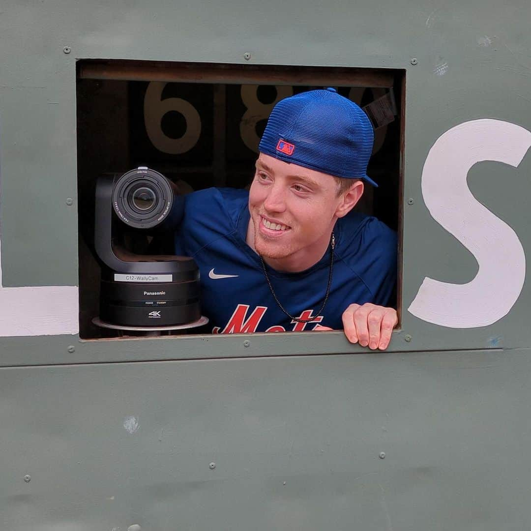 ニューヨーク・メッツさんのインスタグラム写真 - (ニューヨーク・メッツInstagram)「Fenway first-timers 🥹」7月22日 5時38分 - mets