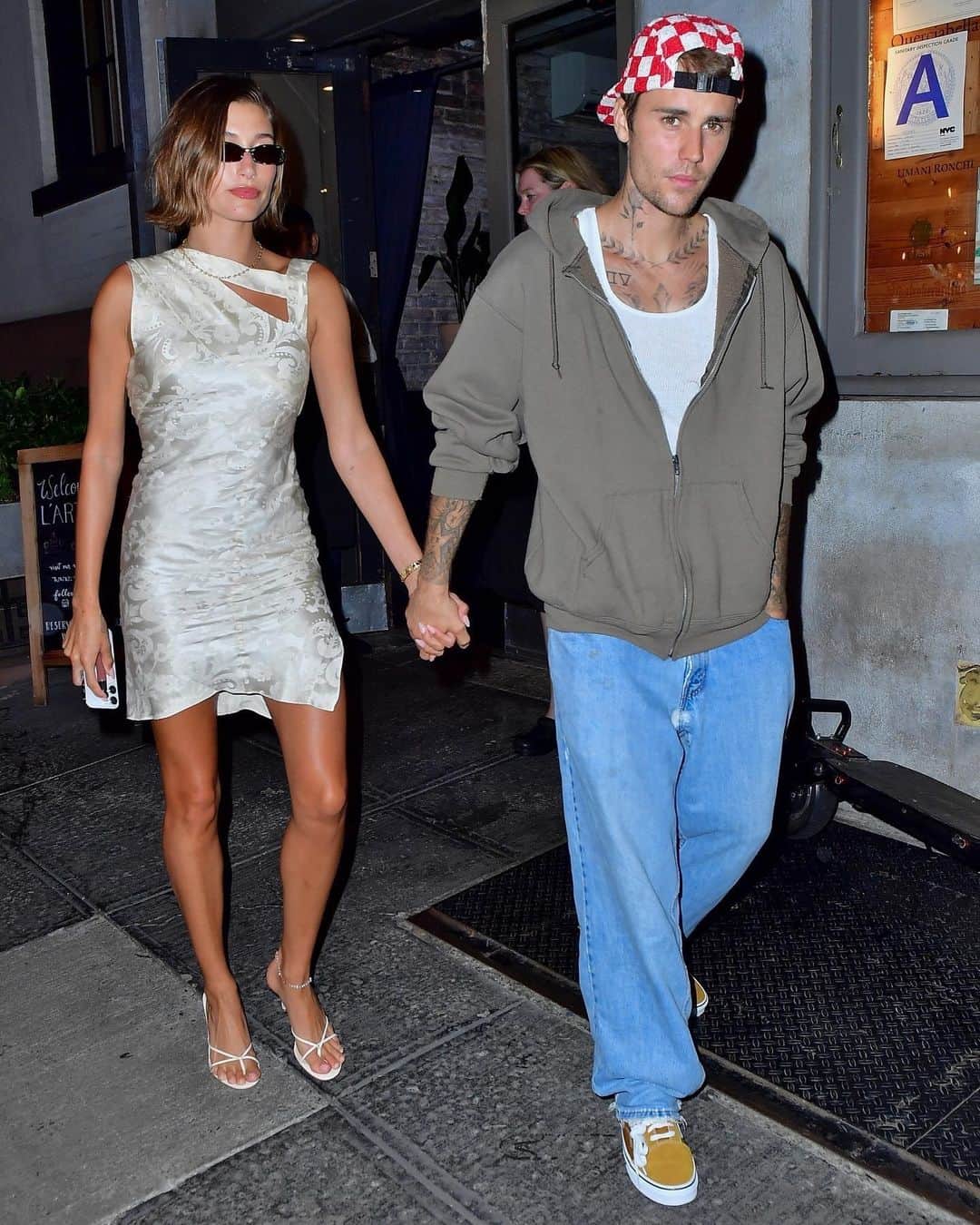 Just Jaredさんのインスタグラム写真 - (Just JaredInstagram)「Justin & Hailey Bieber hold hands during a night out in NYC. #JustinBieber #HaileyBieber Photos: Backgrid」7月22日 5時48分 - justjared