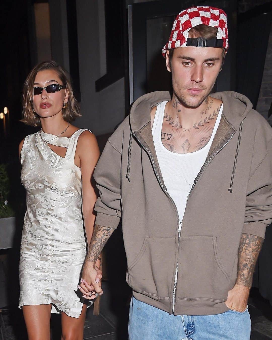 Just Jaredさんのインスタグラム写真 - (Just JaredInstagram)「Justin & Hailey Bieber hold hands during a night out in NYC. #JustinBieber #HaileyBieber Photos: Backgrid」7月22日 5時48分 - justjared