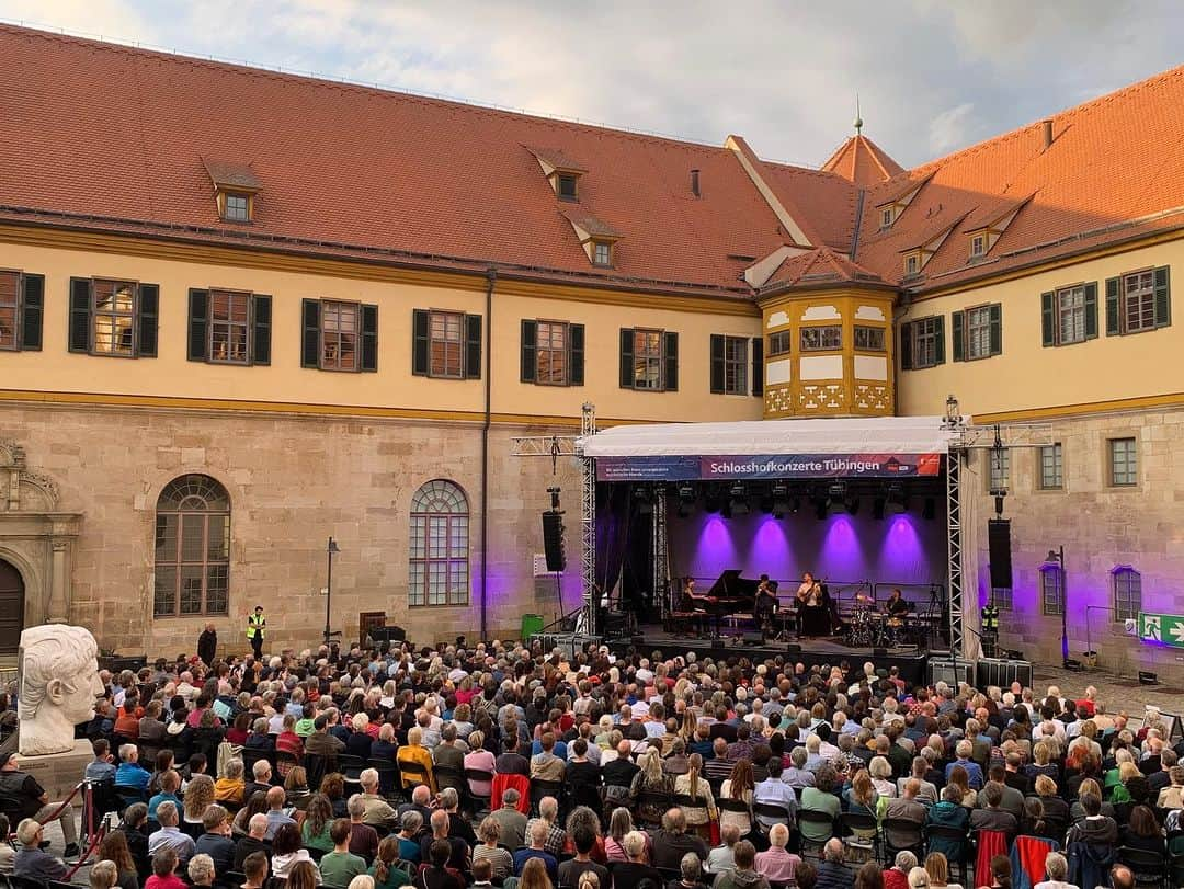 上原ひろみさんのインスタグラム写真 - (上原ひろみInstagram)「First time in Tubingen. What a beautiful town with so much history.   Amazing to be playing in the castle, vielen dank for coming to the show, very heartwarming audience!!」7月22日 5時40分 - hiromimusic