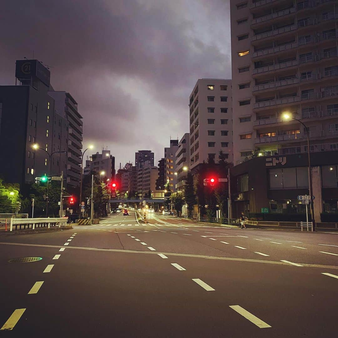 橋本塁さんのインスタグラム写真 - (橋本塁Instagram)「東京おはようございます！ 朝ラン10km終了！ 今日も晴天で走りやすかったです！ 心身ともに健康で。 今日は横浜大丈夫 開催されるMURO fesのFOMAREライブ撮影！今日も今日とて！(その後即移動で長野県飯田市へ焼来肉ロックフェスへ移動！(日曜日FOMARE撮影) #stingrun #朝ラン  #adidas #adidasultraboost  #run #running #ランニング　#心身ともに健康に #ジョギング #東京　#FOMARE #murofes #焼来肉ロックフェス #ヤキフェス #ヤキニクロックフェス」7月22日 5時41分 - ruihashimoto