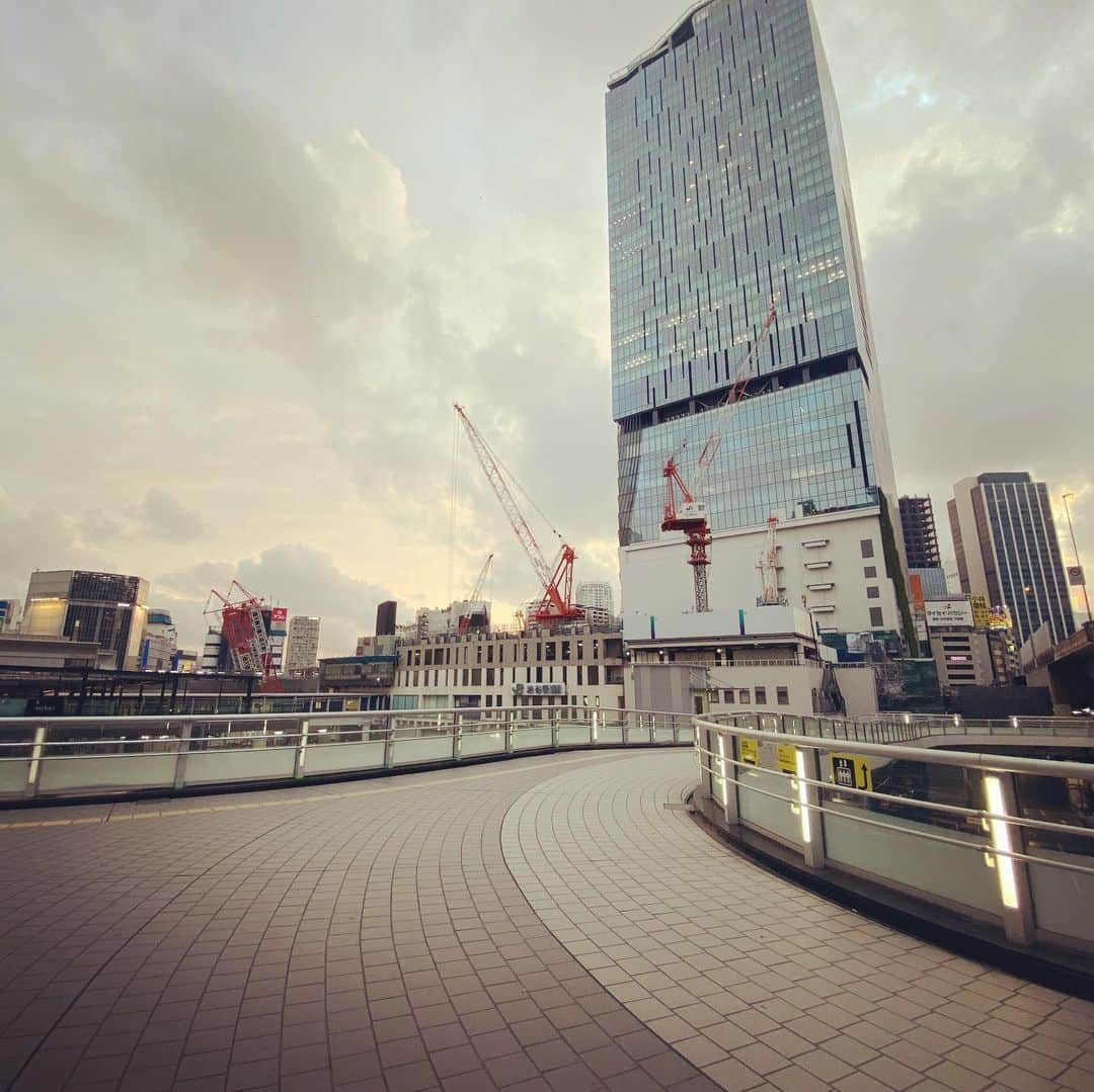 橋本塁さんのインスタグラム写真 - (橋本塁Instagram)「東京おはようございます！ 朝ラン10km終了！ 今日も晴天で走りやすかったです！ 心身ともに健康で。 今日は横浜大丈夫 開催されるMURO fesのFOMAREライブ撮影！今日も今日とて！(その後即移動で長野県飯田市へ焼来肉ロックフェスへ移動！(日曜日FOMARE撮影) #stingrun #朝ラン  #adidas #adidasultraboost  #run #running #ランニング　#心身ともに健康に #ジョギング #東京　#FOMARE #murofes #焼来肉ロックフェス #ヤキフェス #ヤキニクロックフェス」7月22日 5時41分 - ruihashimoto