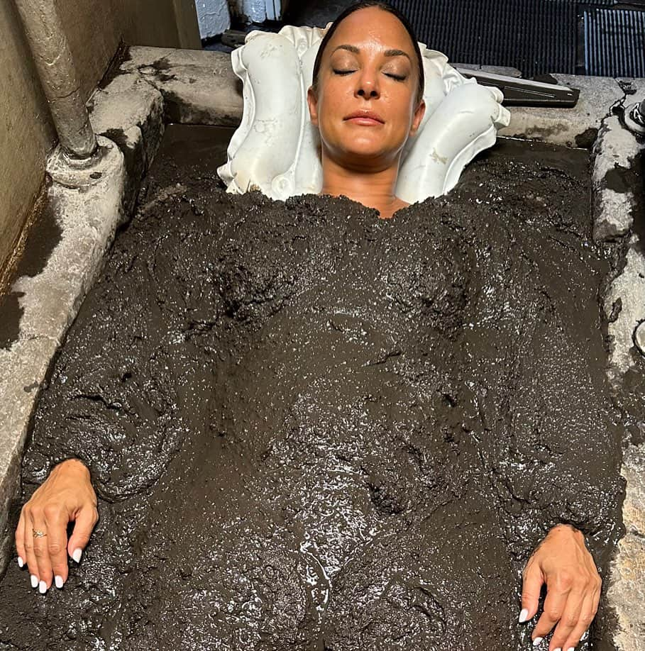 さんのインスタグラム写真 - (Instagram)「Happy as a pig….! Mud, Sweat & Tears✅ @indianspringscalistoga #volcanicashmud #calistogahotsprings」7月22日 5時50分 - evalarue