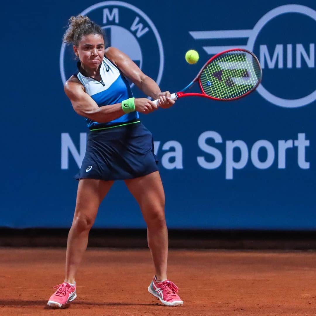 WTA（女子テニス協会）のインスタグラム：「Indomitable Jasmine! ❤️‍🔥  🇮🇹 Paolini upsets seed No. 1 Kasatkina 6-4 4-6 6-3 and is through to the semifinal!  #PLO23 | @wta」