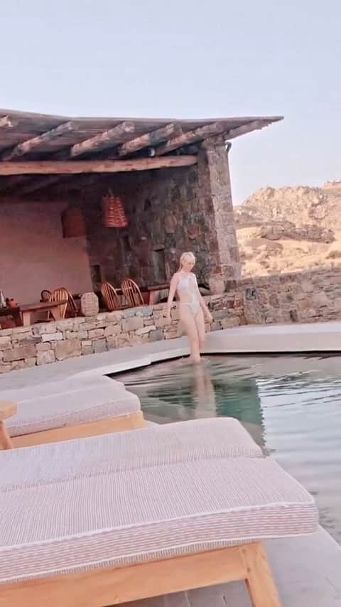 ペティート・メラーのインスタグラム：「I ❤️#Mykonos performing tomorrow at #SohoRising Pool Party Merci #SohoRocHouse Antoine and Chris join me on this Dream 🏝🎷💙🤍🪘avec @____darco____ #SohoHouse #Greece 🇬🇷style @chumipolak #TerryMugler」
