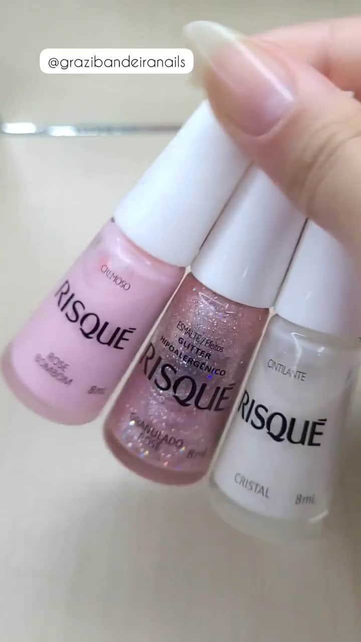 Risqueのインスタグラム：「Entra no carro, vamos assistir ao filme mais esperado do ano. 💖 A @grazibandeiranails apostou em uma nail art delicada para combinar com o look bem cor de rosa.  Ela usou as cores Platino, Rose Bombom, Granulado Rose, Cristal e Cobertura Brilhante.  #EsmaltesRisqué #RisquéOficial #TáNasNossasMãos #EsmalteRosa」