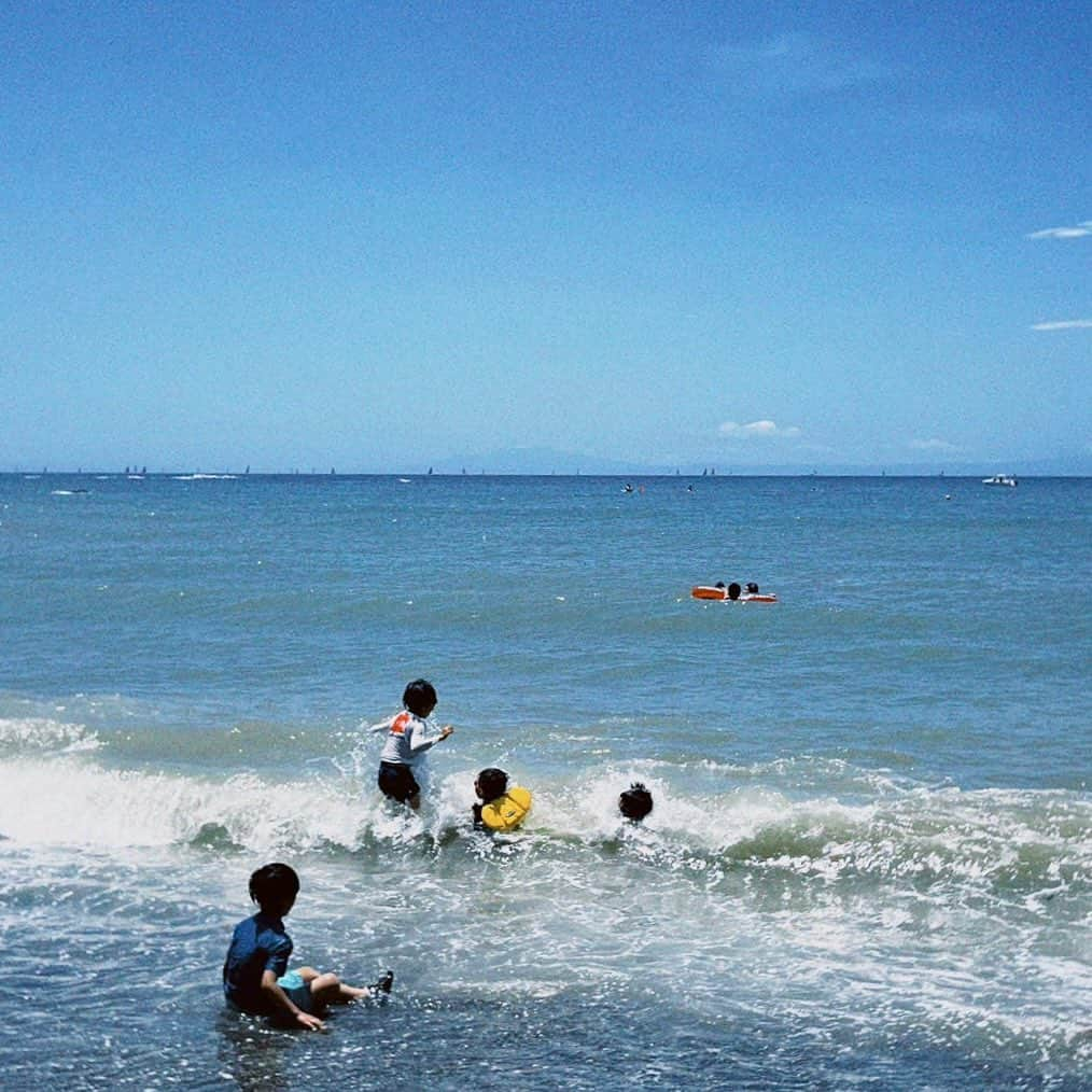 宇藤えみさんのインスタグラム写真 - (宇藤えみInstagram)「さぁ、坊は夏休みに入りました🌻 すでにもう真っ黒👦🏾 昔の自分を思い出します。笑  少し前の3連休 1歳から仲良しの大親友たちと海で集まれた日🏖️ 何しても楽しそうだったなぁ🎵  #僕たちの記録 をいつも素敵にありがとぅ〜 📷 @madoka_kawagoe  @morishashinkan  #ぼくのなつやすみ」7月22日 6時10分 - emiuto