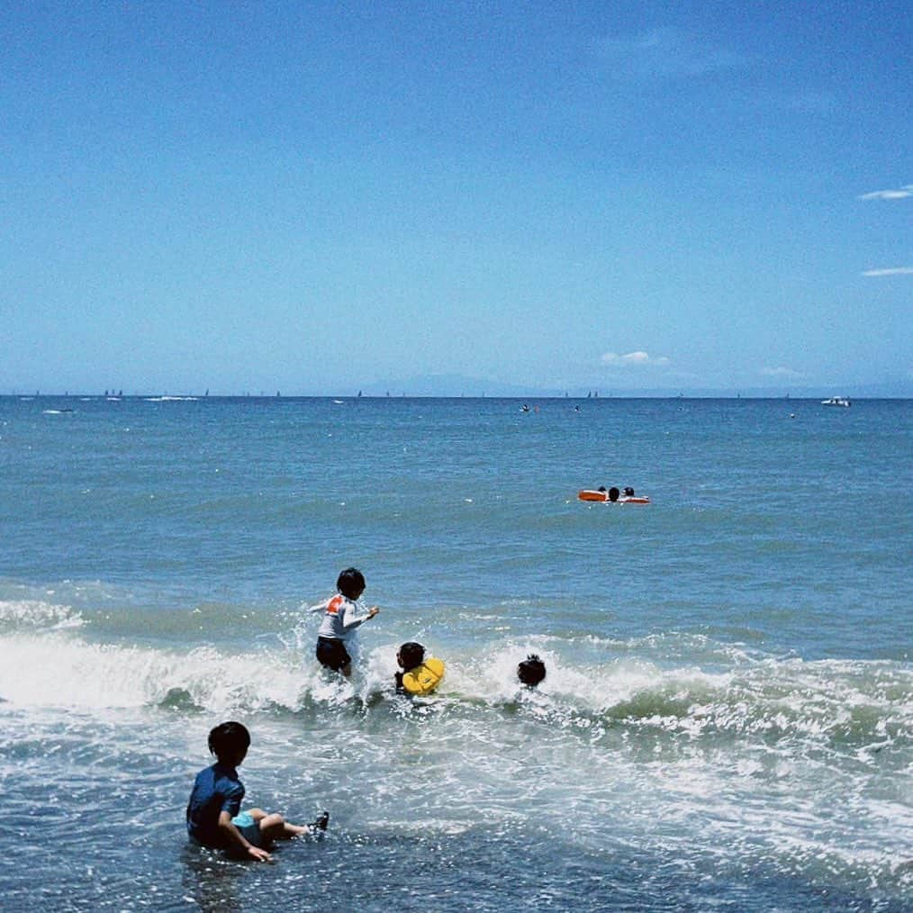 宇藤えみのインスタグラム：「さぁ、坊は夏休みに入りました🌻 すでにもう真っ黒👦🏾 昔の自分を思い出します。笑  少し前の3連休 1歳から仲良しの大親友たちと海で集まれた日🏖️ 何しても楽しそうだったなぁ🎵  #僕たちの記録 をいつも素敵にありがとぅ〜 📷 @madoka_kawagoe  @morishashinkan  #ぼくのなつやすみ」