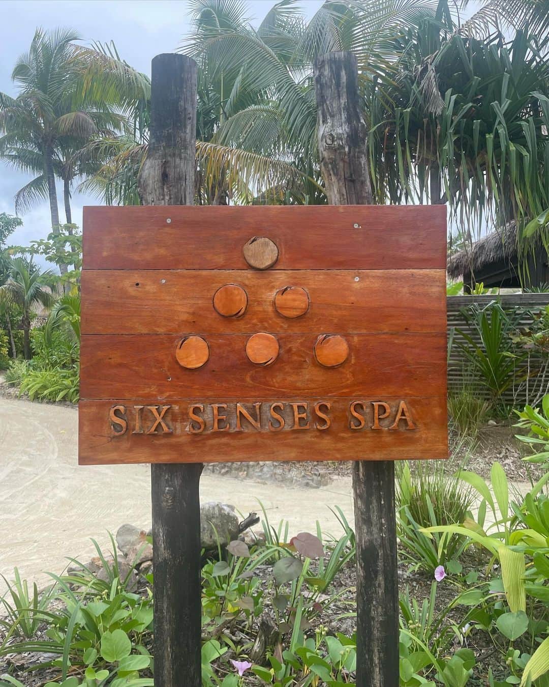 鈴木愛美さんのインスタグラム写真 - (鈴木愛美Instagram)「: 𝓕𝓲𝓳𝓲🐚🤍  Fijiでお天気が悪い日はスパ🧖‍♀️✴︎゜ オイルマッサージからのサウナ♡ 最高にまったり過ごした贅沢な1日でした!!!!!  すっぴんでデトックスday✌🏾🖤  #fiji #sixsenses #sixsensesfiji #spa #spaday」7月22日 6時15分 - x.manya.x
