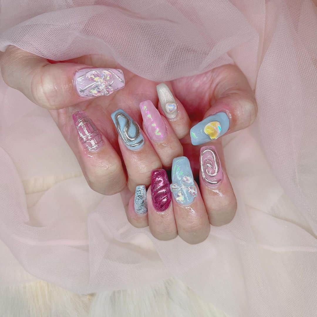 のインスタグラム：「にゅーねいる💗 今月のネイルも激きゃわ🥺✨ 最近大人めだったから久しぶりに派手派手可愛い🥰  ネイル#ネイルデザイン#ピンクネイル#水色ネイル#パステルネイル#リボンネイル#派手ネイル#ギャルネイル」