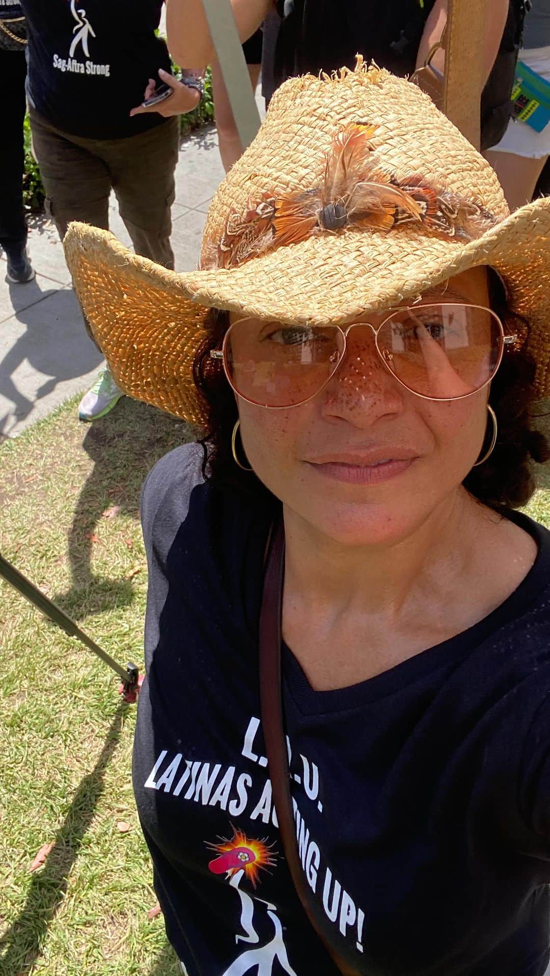 ジュディ・レイエスのインスタグラム：「We came TOGETHER!  Inspiring and inspired. And loud!! And we won’t stop till we get a fair and equitable contract. @sagaftra #sagaftrastrong ♥️✊🏽👑」