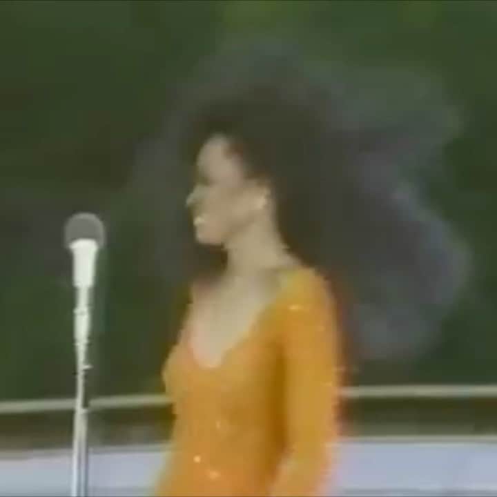 トレーシー・エリス・ロスのインスタグラム：「There are a few moments in history that define a generation of music, popular culture & humanity. My mama @dianaross’s concert in @centralparknyc, 40 years ago today, is one of those moments ❤️ She is the stuff of which entertainment legends are made.」