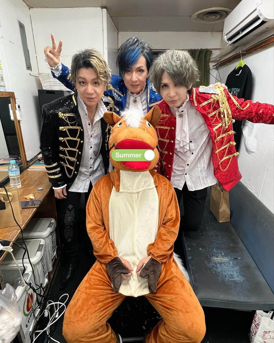 遠藤一馬のインスタグラム：「記念すべきROYALFORCE初LIVEに足を運んでくれた皆様、ありがとうございました。  僕自身も記憶に残るLIVEになりました。  今回4曲程オリジナル曲を披露させて貰いましたが、終演後に"新曲も凄く良かった"とコアラ(ファン)から言ってもらえて嬉しかった。  そんな言葉が僕らのエネルギー源であり、また新しい曲を生み出そうと思える瞬間だったりする。  こうやって少しずつROYALFORCEの曲を増やしてオールロイフォ曲でLIVEができる日も遠くないんじゃないかな？  それはそれであの企画やあのコーナーが無くなっちゃうのもコアラ的には寂しいのかしら？😁  と言う訳で次回のLIVEもお見逃しなく❗️  9/23(sat.祝)秋分の日 ROYAL FORCE LIVE 〜Royal autumn is on its way〜 Second Single"Who was.."発売記念GIG 会場:吉祥寺SHUFFLE  guest:NATCHIN(黒王)  Open:16:30 Start:17:00 前売りticket:¥6,500 8/1よりTIGETにて発売」