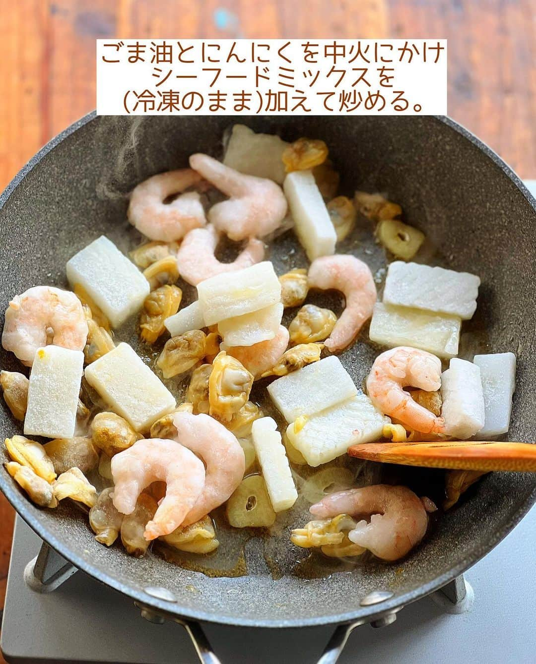 Mizuki【料理ブロガー・簡単レシピ】さんのインスタグラム写真 - (Mizuki【料理ブロガー・簡単レシピ】Instagram)「・解凍不要で一石三鳥💛 ⁡ ［#レシピ ］ ーーーーーーーーーーーーーーー 黄金比率で！海鮮上海焼きそば ーーーーーーーーーーーーーーー ⁡ ⁡ ⁡ おはようございます☺️ ⁡ 昨日リールでご紹介したレシピの 静止画バージョンです✨ ⁡ ⁡ ▼ ▼ ▼ ▼ ▼ ▼ ⁡ ⁡ シーフードミックスで作る ''海鮮上海焼きそば'' ⁡ シーフードミックスの解凍不要💕 凍ったまま炒めて出た水分を やきそばに吸わせてうま味たっぷり！！ よって焼きそばのレンチンも省けるという 無駄なし一石三鳥レシピです🤭 ⁡ 味付けは全調味料同量の黄金比率！ これハマる味なので よかったらお試しくださいね💕 ⁡ ⁡ ⁡ ⋱⋰ ⋱⋰ ⋱⋰ ⋱⋰ ⋱⋰ ⋱⋰ ⋱⋰ 📍簡単・時短・節約レシピ更新中  #Threads もこちらから▼ @mizuki_31cafe ⁡ 📍謎の暮らし＆変なライブ垢 @mizuki_kurashi ⋱⋰ ⋱⋰ ⋱⋰ ⋱⋰ ⋱⋰ ⋱⋰ ⋱⋰ ⁡ ⁡ ⁡ ＿＿＿＿＿＿＿＿＿＿＿＿＿＿＿＿＿＿＿ 【2人分】 焼きそば...2玉 冷凍シーフードミックス...200g ニラ...1/2束 にんにく...1かけ ごま油...大1 ⚫︎醤油・酒・みりん・オイスターソース...各大1 (好みで)ラー油・粗挽き黒こしょう...各適量 ⁡ 1.ニラは5cm長さに切り、にんにくは薄切りにする。⚫︎は合わせておく。 2.フライパンにごま油とにんにくを入れて中火にかけ、香りが立ったらシーフードミックス(冷凍のまま)を加えて炒める。火が通ったら焼きそばも加えてほぐすように炒める。 3.ニラと⚫︎を加えて炒め合わせ、器に盛り、ラー油と黒こしょうを振る。 ￣￣￣￣￣￣￣￣￣￣￣￣￣￣￣￣￣￣￣ ⁡ ⁡ 《ポイント》 ♦︎シーフードミックスは冷凍状態のまま炒め、シーフードミックスから出た水分を焼きそばに吸わせるようにして炒めます♩ ♦︎普段は焼きそばをほぐれやすくするために予めレンチンしていますが、それも省けます♩ ♦︎オイスターソースが味付けの肝になりますので、なにかで代用〜はおすすめではございません🙇‍♀️ ♦︎にんにくがなければチューブで代用OKです♩ ⁡ ⁡ ⁡ ⁡ ⁡ ⁡ 💬 #Threads はじめました📱 レシピ未満の料理と 変な暮らしを綴っています✍️ ゆるっと繋がりましょう🥰 ⁡ ⁡ ⁡ ⁡ ⁡ ⋱⋰ ⋱⋰ ⋱⋰ ⋱⋰ ⋱⋰ ⋱⋰ ⋱⋰  愛用している調理器具・器など   #楽天ROOMに載せてます ‎𐩢𐩺  (ハイライトから飛べます🕊️) ⋱⋰ ⋱⋰ ⋱⋰ ⋱⋰ ⋱⋰ ⋱⋰ ⋱⋰ ⁡ ⁡ ⁡ ⁡ ⁡ ⁡ ✼••┈┈┈┈┈••✼••┈┈┈┈┈••✼ 今日のごはんこれに決まり！ ‎𓊆#Mizukiのレシピノート 500品𓊇 ✼••┈┈┈┈┈••✼••┈┈┈┈┈••✼ ⁡ ˗ˏˋ おかげさまで25万部突破 ˎˊ˗ 料理レシピ本大賞準大賞を受賞しました✨ ⁡ 6000点の中からレシピを厳選し まさかの【500レシピ掲載】 肉や魚のメインおかずはもちろん 副菜、丼、麺、スープ、お菓子 ハレの日のレシピ、鍋のレシピまで 全てこの一冊で完結 𓌉◯𓇋 (全国の書店・ネット書店で発売中) ⁡ ⁡ ⁡ ⁡ ⁡ ⁡ #海鮮上海焼きそばm #上海焼きそば #焼きそば #焼きそばレシピ #シーフードミックス #ニラ #にんにく #夏休み #ランチ #夏休みごはん #節約料理 #簡単料理  #時短料理 #料理 #mizukiレシピ  #アルモンデ #時短レシピ #節約レシピ #簡単レシピ」7月22日 6時51分 - mizuki_31cafe