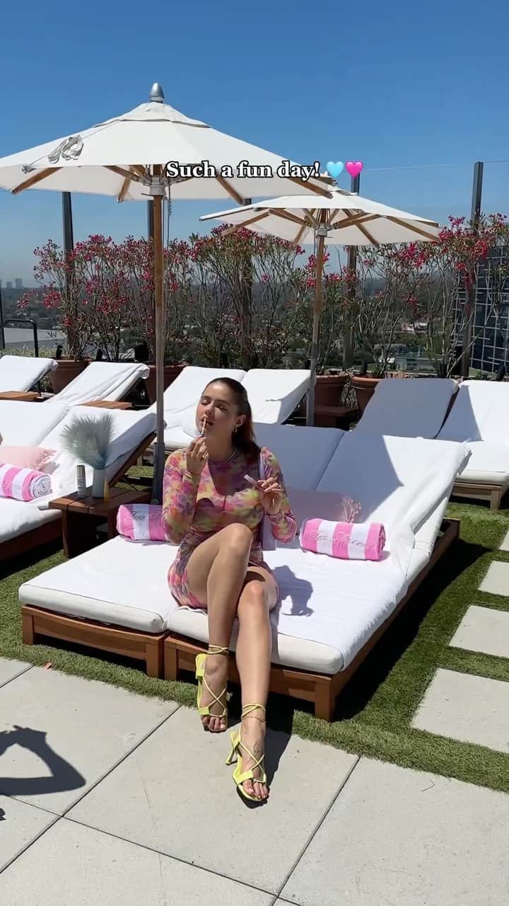 Too Facedのインスタグラム：「We love a good Pool Party!! 💦💖 Enjoying the last day with some fun in the sun and our Makeup Insurance Setting Spray! ✨☀️ #toofaced #tfcrueltyfree」