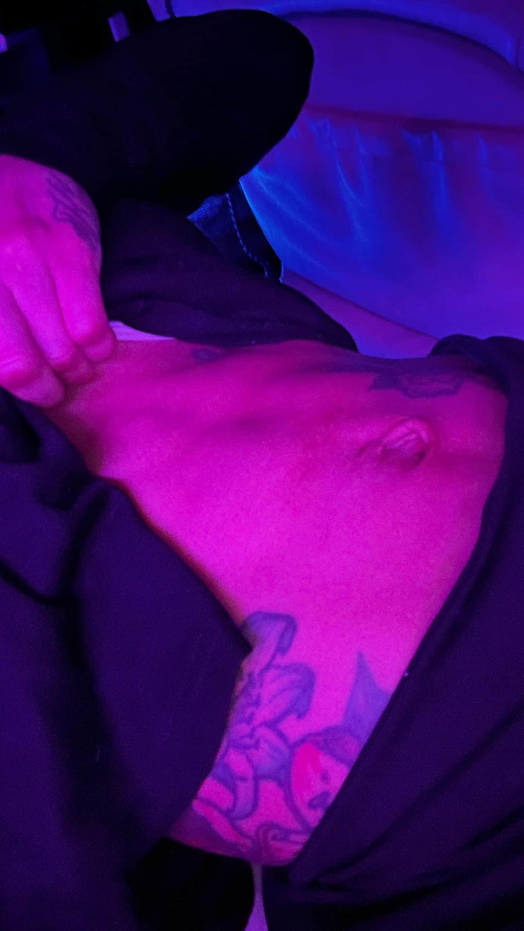 ブラック・チャイナのインスタグラム：「35 ❤️🦾 2 children 😇🙏🏽 let’s go… I never had abs a day in my life lol. 1 year workout ;) Look at my highlight Fit wit Chy @_a1fit」