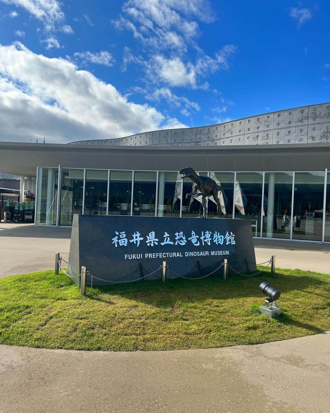 岩井七世さんのインスタグラム写真 - (岩井七世Instagram)「福井県立恐竜博物館 リニューアルオープン記念公演 DINO-A-LIVE🦖  『蘇った福井の恐竜たち』  本日より開幕🙌🧡 8月20日まで、恐竜と一緒にひと夏を過ごします。  生き物が好きで、恐竜が好きで、 博物館が大好きな私にとっては聖地のような場所で、ここに毎日いられるだけでも胸いっぱいです。  新館ホールの柿落とし公演でもあるこのライブショー🥳恐竜のたまごの形をしたドームのなかにあります。とっても素敵。博物館への道中も恐竜がたくさんいて面白いので、お楽しみください。  こどもたちの心の扉を開く センスオブワンダー🌏🌈　  一緒に冒険しましょう！  #dinoalive #dinosaur #ディノアライブ  #恐竜 #福井 #恐竜博物館 #ジュラシックガール」7月22日 7時07分 - nanaseiwai