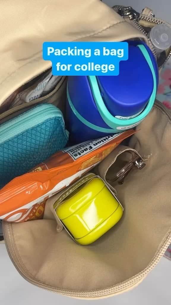 Wal-Mart Stores, Incのインスタグラム：「Listen, we all have the best intentions to keep our bag organized for school, but let’s be real. 😂 Shop supplies—link in bio. #WhatsInMyBag #BackToCollege #SchoolSupplies」