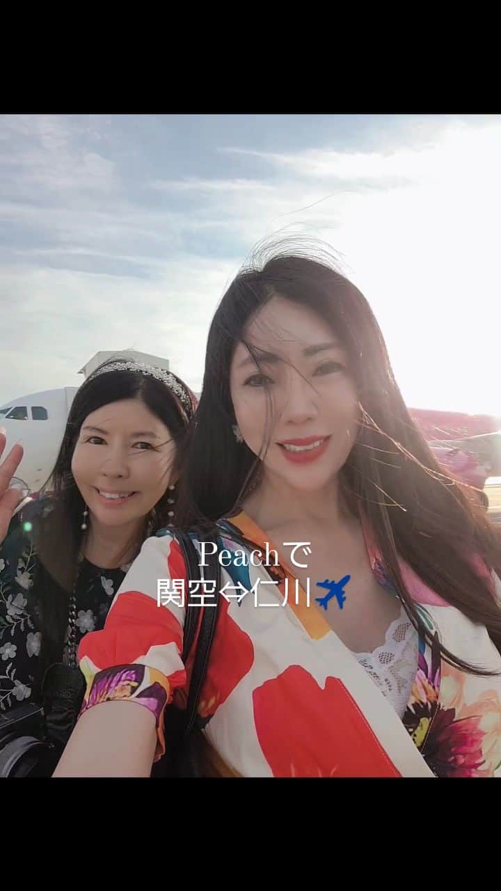 今堀恵理のインスタグラム：「今年4回目の韓国女子旅も @flypeach を使用✈️  今回の私達のテーマは 『グルメと1day美容施術 女子旅』  Peachは運賃がお手頃な分、浮いたお金で現地でのホテルやご飯を豪華にしたり、美容施術に使うことが可能です。だから毎回Peachを使用してます💕  関空からは第2ターミナルを使います 歩いて飛行機に乗り込むのも好きでピーチ航空✈️  今回も @shin_kuroobisan さんと沢山遊びました  次の韓国旅行の計画も立てなくちゃ🎶  #韓国美容旅 #韓国旅行 #ピーチ航空 #関西空港 #仁川空港」