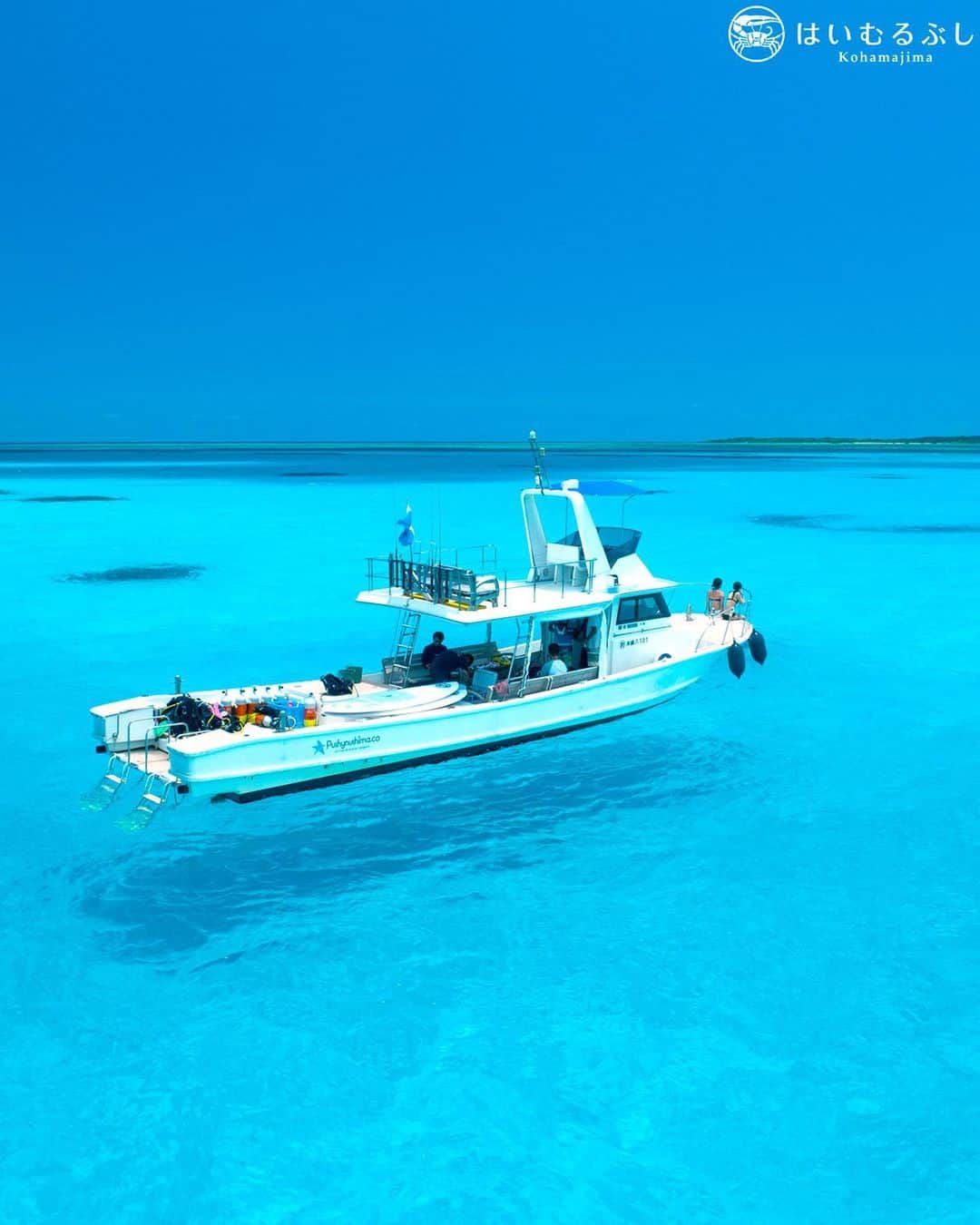 HAIMURUBUSHI はいむるぶしのインスタグラム：「小浜島・はいむるぶしから癒しの風をお届けします。 八重山ブルーの海に浮かぶダイビングボート。 青く澄んだ海の白い砂地に映る影が宙に浮いたように観える絶景スポットで夏の素敵な思い出を刻みます。 #沖縄 #八重山諸島 #離島 #サンゴ礁 #海 #景色 #ダイビング #ボート #夏 #旅行 #小浜島 #リゾート #ホテル #はいむるぶし  #japan #okinawa #island #blue #sea #diving #boat #beautiful #scenery #summer #travel #resort #hotel #kohamajima #haimurubushi」