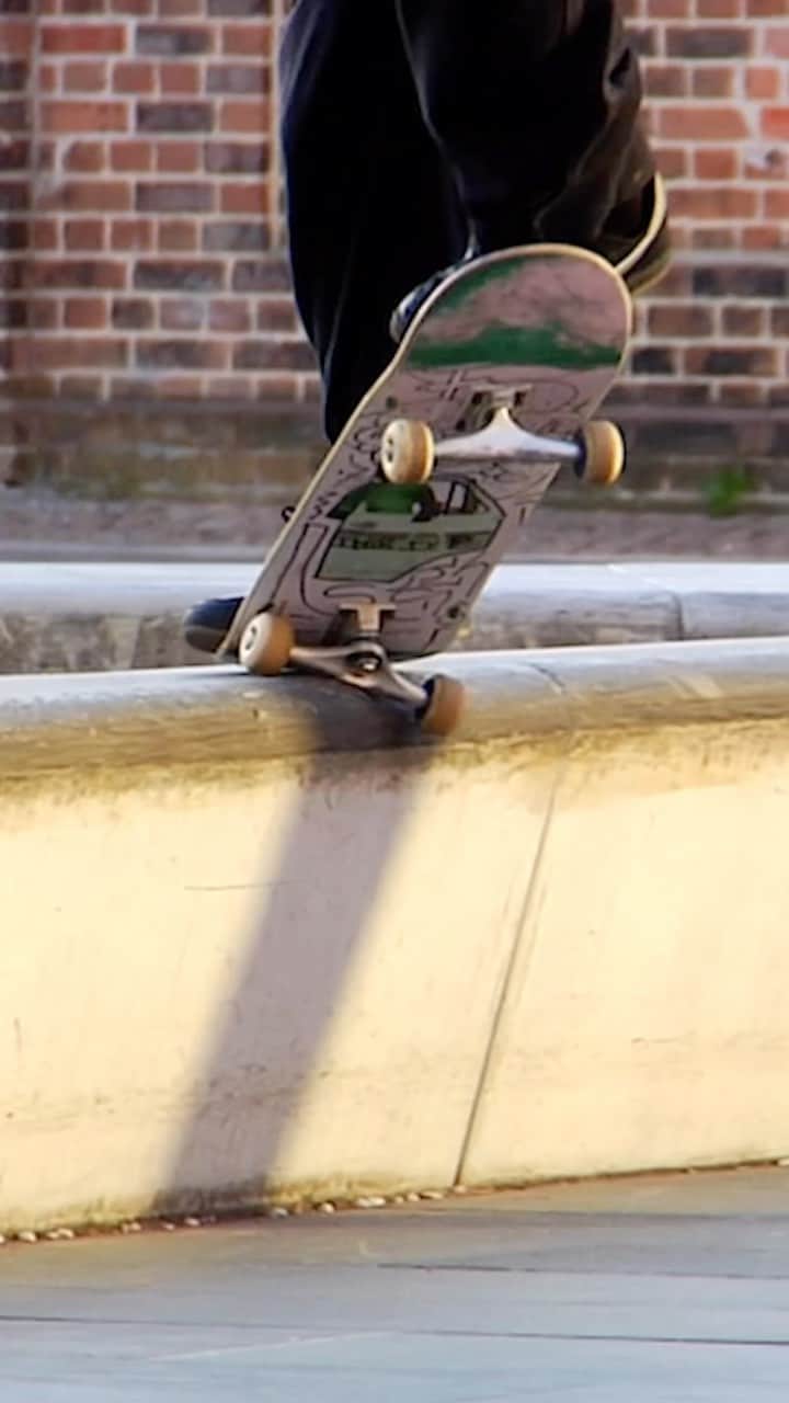 ラカイリミテッドフットウェアのインスタグラム：「@griffingass in the new @girlskateboards ONTOUROZ video Playing now on the @crailtap site and youtube 📹 @johnmarello @danielpolicelli  Lakai Terrace coming soon 👀  #Lakai」