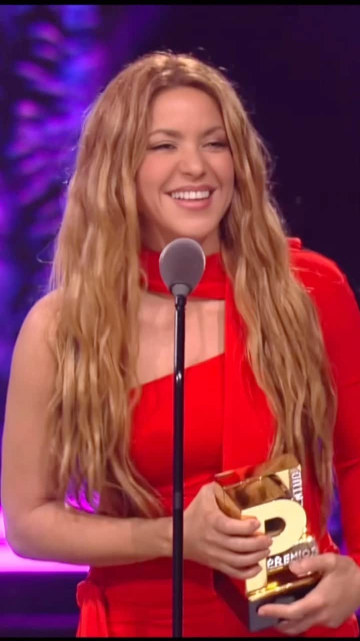 シャキーラのインスタグラム：「Para ser un “agente de cambio” solo hay que diferenciar lo que está bien de lo que está mal, creer que si es posible cambiar las cosas y no dejar que nadie te diga lo contrario, y eso es poder. #PremiosJuventud」