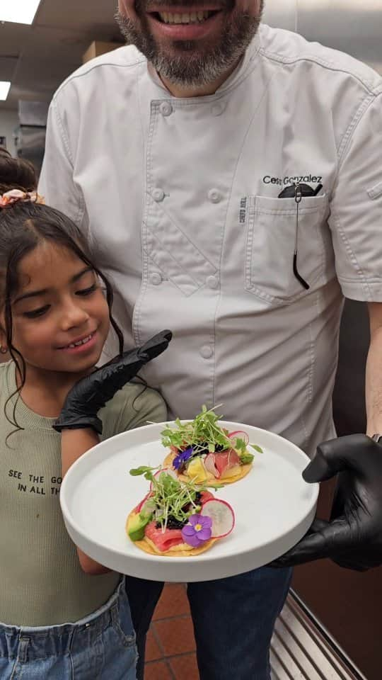 Cesar Gonzalez Cocineroのインスタグラム：「Les tengo una info IMPORTANTE 😱 Desde hoy tenemos un nuevo Especial que está Increíble,  Ahi Tuna Tostadas, 2 Tortillas de Maíz, Aguacate, Rábano, Sweet Chipotle Aioli, Semillas de Sésamo Caramelizadas, Maldon Salt, Aceite de Cilantro, Crema de Mezcal & Micro Cilantro $14 en @chabellamiami por aquí los espero.  Y recuerden, Sábado y Domingo tenemos el Mariachi Brunch Ilimitado por $39, todo lo que quieras comer, son 32 platos para que elijas lo que desees y cuanto desees, además $25 todas las bebidas ilimitadas (Margarita, Mimosa, Prosecco, Sangría, Cerveza), pero si no quieres el ilimitado no hay problema, también tenemos el menú regular.  Sábados de 12pm a 4pm y Domingos de 11am a 4pm, puedes reservar en el Link de mi Biografía.  @chabellamiami」