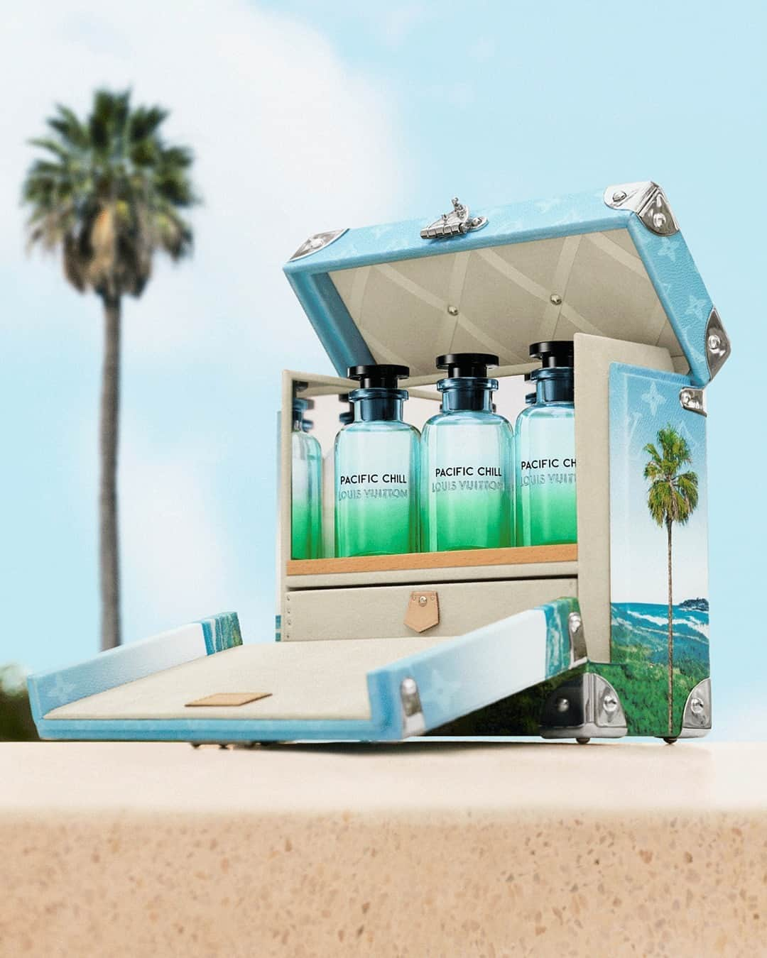 ルイ・ヴィトンさんのインスタグラム写真 - (ルイ・ヴィトンInstagram)「Pacific Chill: an invigorating Cologne. Inspired by California, the Maison’s latest scent is enveloped by designer Marc Newson’s iconic bottle, encased in a signature trunk revealing an original painting created for Louis Vuitton by artist Alex Israel. Discover Master Perfumer Jacques Cavallier Belletrud’s fragrance via link in bio.   #LouisVuitton #LVParfums #MarcNewson #AlexIsrael   Exclusively available on Louis Vuitton’s website or in stores.」7月22日 19時30分 - louisvuitton