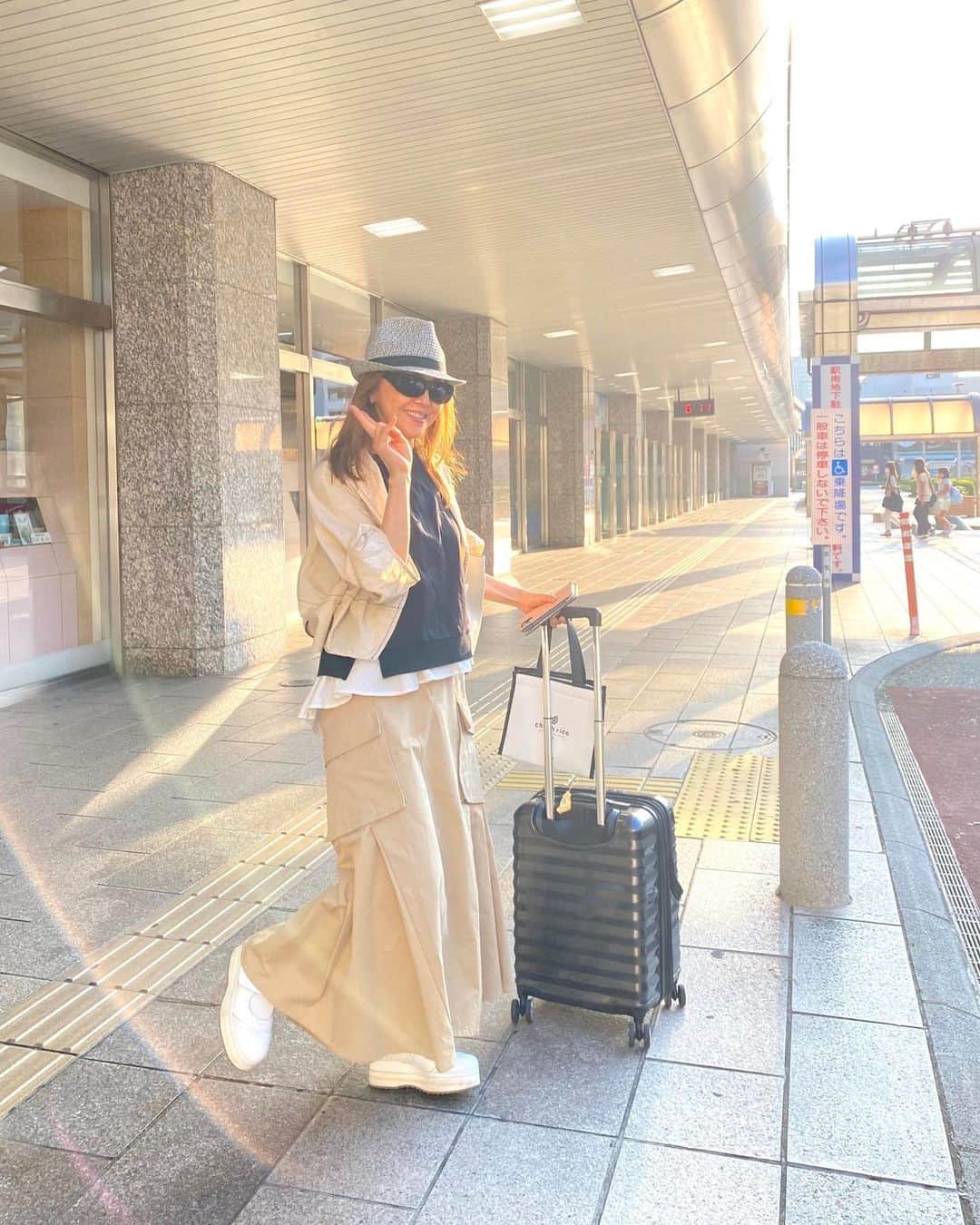 熊谷真実さんのインスタグラム写真 - (熊谷真実Instagram)「始発で東京  今日のお洋服は京都プレステージで。  Mr.マリックみたいなサングラス。ウケる。  行ってきます。  流石に早朝の浜松駅誰もいない。笑  #熊谷真実 #始発の東京行きで #楽しくお仕事してきます #行ってきます」7月22日 7時47分 - mami_kumagai310