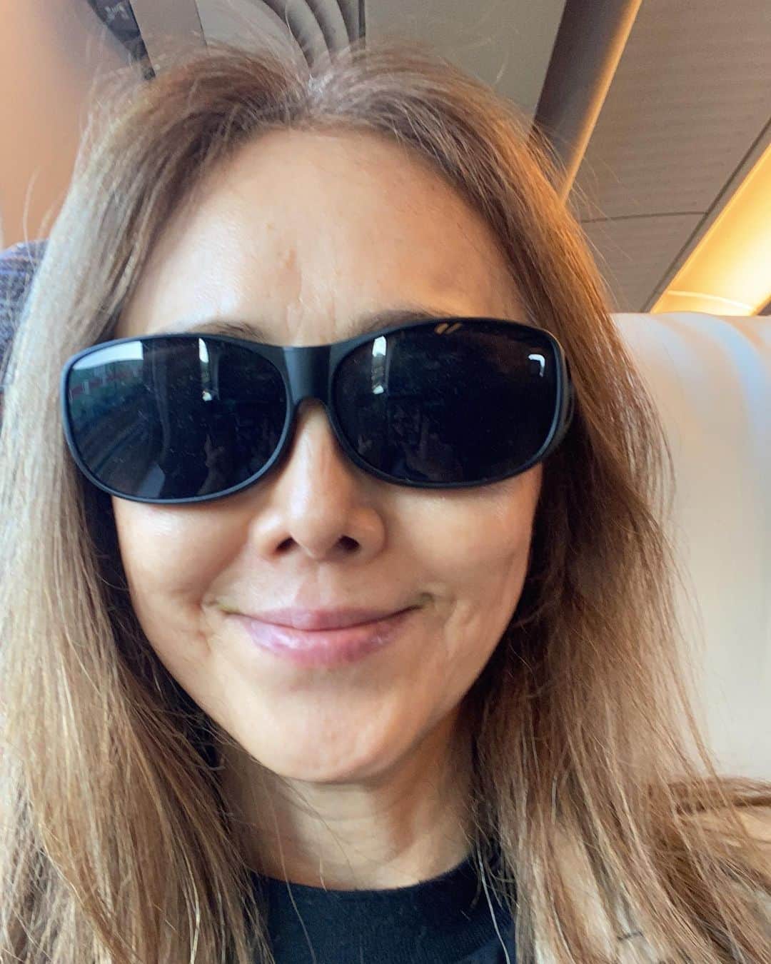 熊谷真実さんのインスタグラム写真 - (熊谷真実Instagram)「始発で東京  今日のお洋服は京都プレステージで。  Mr.マリックみたいなサングラス。ウケる。  行ってきます。  流石に早朝の浜松駅誰もいない。笑  #熊谷真実 #始発の東京行きで #楽しくお仕事してきます #行ってきます」7月22日 7時47分 - mami_kumagai310