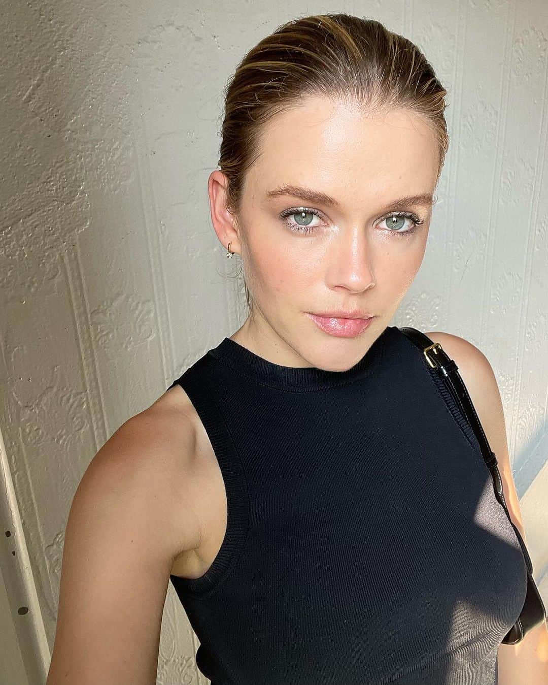 Victoria Leeのインスタグラム：「Before stepping into the humidity🫠」