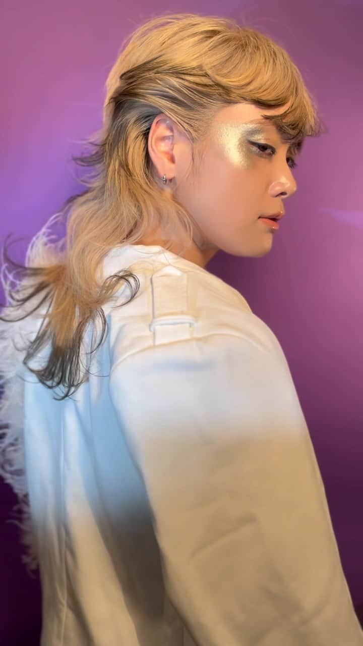 栗原貴史のインスタグラム：「IZANAGI 8月号　オフショット  @peekaboo_newoman_shinjuku @peekabooacademyofficial @peekaboosalonsofficial @peekaboo_webacademy  #新宿美容室  #newoman新宿  #骨格補正  #骨格補正カット #ボブ  #グラボブ  #ショートヘア #ショートカット #ショートボブ #丸みショート #ゆとりショート #フェイスレイヤー #facelayerd #shortcut #hairistyle #contrastdesign #contrastcolor #bob #peekabooneeomanshinjuku」