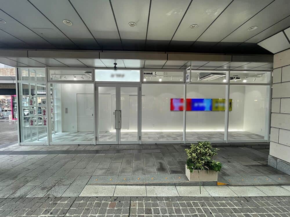 SHOPCOUNTERさんのインスタグラム写真 - (SHOPCOUNTERInstagram)「【代官山駅1分／Space A】テストマーケティング、展示会、観光PR、ポップアップストアに最適な代官山アドレス内にある天井高3.8mの路面スペース エリア：東京都渋谷区 料金：平日55,000円/日〜、土日祝77,000円/日〜  URL：https://shopcounter.jp/spaces/vcrRzI   興味のある方は、プロフィール欄の【SHOPCOUNTER】 から「渋谷駅」で検索してみてください😊  ーーーーーーーーーーーーー SHOPCOUNTERではポップアップストア/展示会/催事など「短期でイベントの開催や出店が可能なスペース」の検索＆予約が可能🙌 アカウント作成(無料)をすると、メルマガでキャンペーン情報や会員様限定でスペースのご紹介を行っています♪ スペース探し＆ご予約はプロフィールのURLからお願いします☆ →@shopcounter_official  #出店者募集  #ポップアップ #ポップアップストア #ポップアップショップ #展示会 #催事 #レンタルスペース #ギャラリー #イベント #イベントスペース #期間限定ショップ #展示会 #即売会 #代官山イベントスペース #代官山レンタルスペース #代官山展示会場 #路面店 #路面スペース #代官山アドレス  #shopcounter #popup #popupstore #popupshop #exhibition #event #rentalspace #eventspace #shopcounter #studio #gallery」7月22日 8時01分 - shopcounter_official