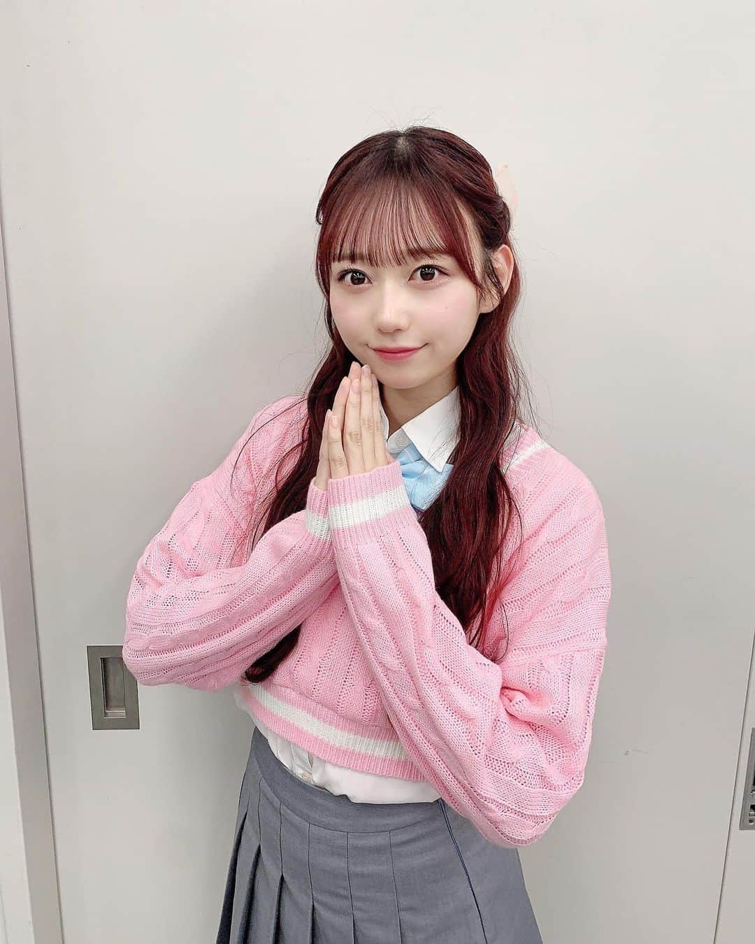 のインスタグラム：「🩷🩵🩷  おはよ〜！ みんなの夏休みはいつから❔  今日も暑いけど頑張ろ〜(^_^)  これは確か、うたコンで「どうしても君が好きだ」を披露させていただいた時のオフショット 🎤  パステルの制服衣装可愛くて大好き☺️🫰🏻   #アイドル #制服 #パステル  #衣装  #ヘアアレンジ  #ハーフアップ  #うたコン  #オフショット  #instagood  #instadaily  #akb48  #hair  #make  #photo」