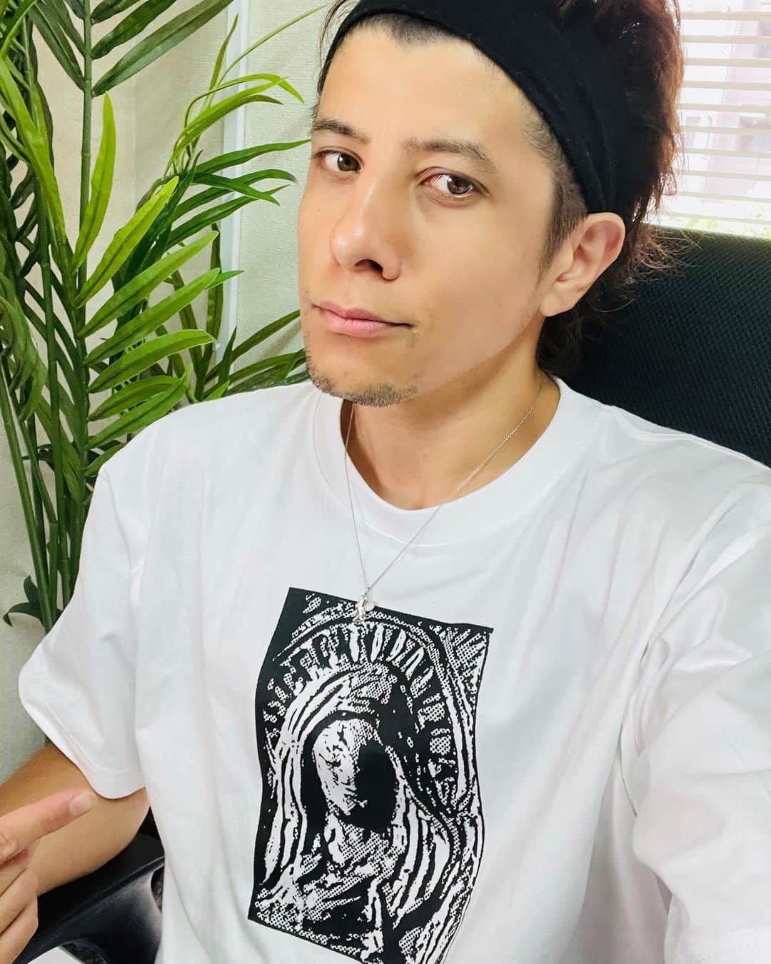 城田純のインスタグラム：「昨日インスタライブで着てたTシャツは  JANJI TOKYO 「MARIHESUS MARIA」Tシャツです  Have a nice day.」