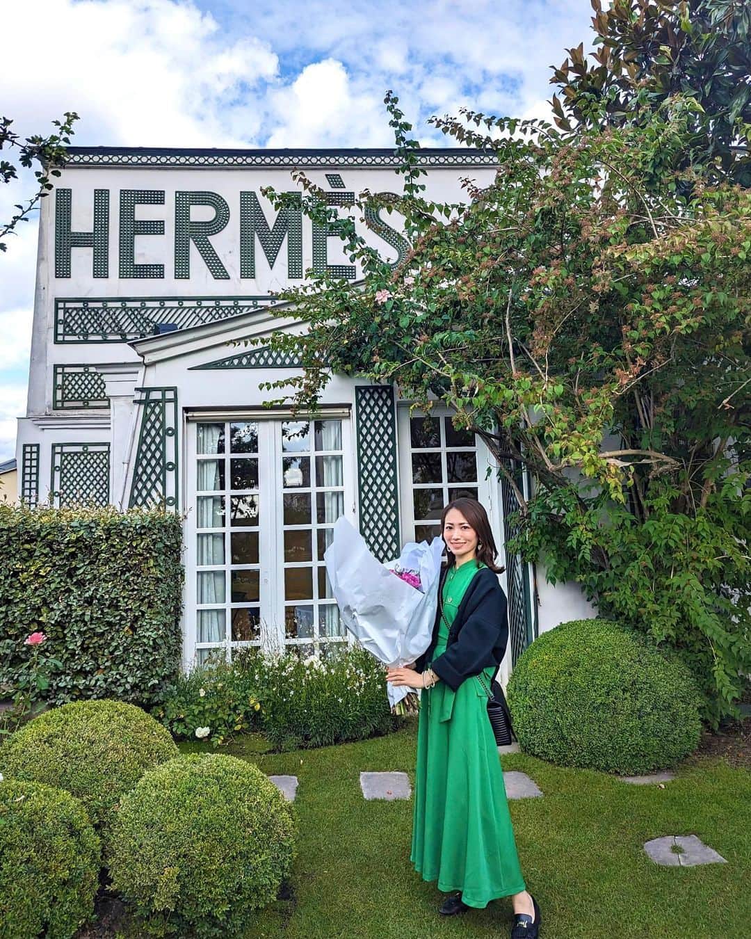 安岡あゆみさんのインスタグラム写真 - (安岡あゆみInstagram)「. Hermes Garden🪴  Je vous remercie @hermes paris🍊 @hermes paris様に結婚のお祝いをしていただきました💐 普段はお目にかかれないエルメスの家具や食器でコーディネートされたお部屋や、職人さんが作業しているアトリエを拝見させていただき、噂の屋上へ🌿 スタッフさんでもなかなか入れないそうです。 緑がいっぱいでスペシャルな空間でした☺️🍊 貴重な体験と素敵な花束をありがとうございました🙏🏻 シェーヌダンクルのジュエリー展も開催中で、素敵なコレクションが展示されていて夢のようなひと時⛓️ 希望のお品もご用意いただけたのでそちらはまた別の投稿で✍🏻 担当してくださっている方と夫に感謝です🙏🏻🧡 ※撮影&掲載許可いただいています。 . . #hermes #hermesparis #paris #france #ayumi_y_travel #エルメス #エルメス本店 #エルメスパリ #パリ #フランス #パリ旅行 #フランス旅行 #ヨーロッパ旅行 #ヨーロッパ周遊」7月22日 8時10分 - ayumi_yasuoka