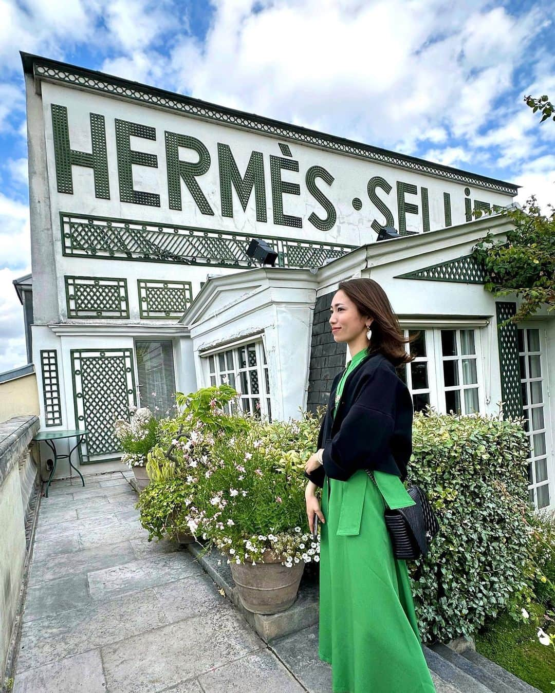 安岡あゆみさんのインスタグラム写真 - (安岡あゆみInstagram)「. Hermes Garden🪴  Je vous remercie @hermes paris🍊 @hermes paris様に結婚のお祝いをしていただきました💐 普段はお目にかかれないエルメスの家具や食器でコーディネートされたお部屋や、職人さんが作業しているアトリエを拝見させていただき、噂の屋上へ🌿 スタッフさんでもなかなか入れないそうです。 緑がいっぱいでスペシャルな空間でした☺️🍊 貴重な体験と素敵な花束をありがとうございました🙏🏻 シェーヌダンクルのジュエリー展も開催中で、素敵なコレクションが展示されていて夢のようなひと時⛓️ 希望のお品もご用意いただけたのでそちらはまた別の投稿で✍🏻 担当してくださっている方と夫に感謝です🙏🏻🧡 ※撮影&掲載許可いただいています。 . . #hermes #hermesparis #paris #france #ayumi_y_travel #エルメス #エルメス本店 #エルメスパリ #パリ #フランス #パリ旅行 #フランス旅行 #ヨーロッパ旅行 #ヨーロッパ周遊」7月22日 8時10分 - ayumi_yasuoka