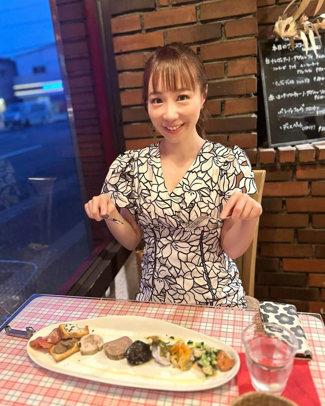 島川未有のインスタグラム：「仕事終わりに、プチ旅行計画を立てながらイタリアンディナー🍽️な金曜日😍  美味だったのであります🤤🤤  #徳島#徳島グルメ#徳島ランチ#徳島ディナー#徳島カフェ#徳島イタリアン#announcer#tokushima#followｍe#japan#イタリアン#eimyistoire」