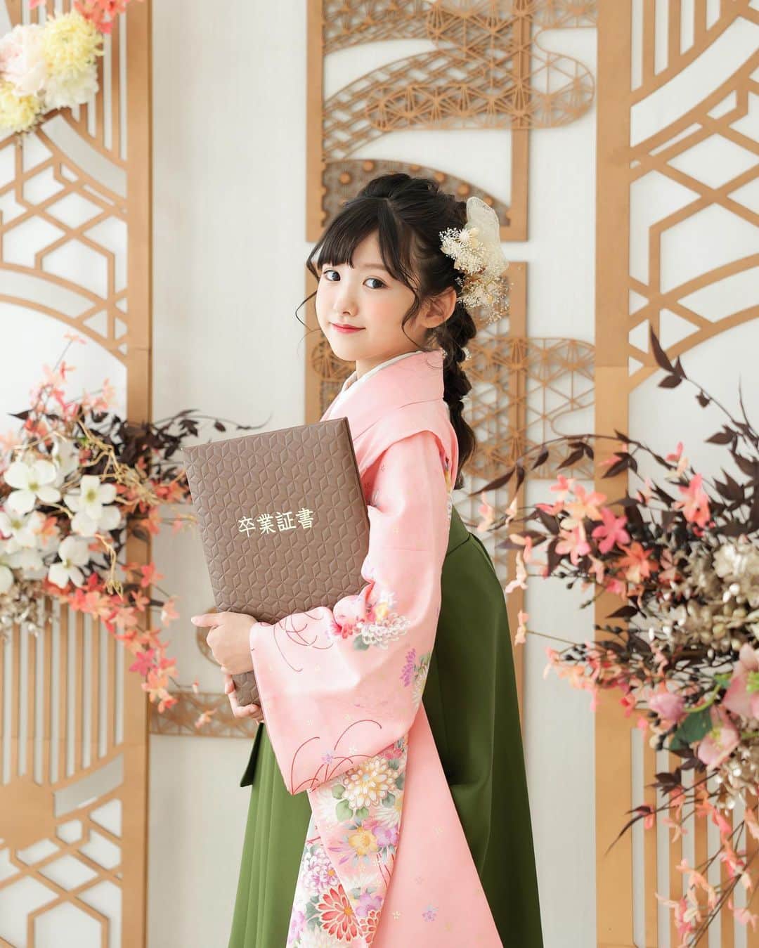 フォトスタジオタートルのインスタグラム：「. \小学校卒業袴衣装展開催✨/  卒業式の袴レンタルのご予約はお済みですか？ タートルではお嬢様と予定の合わせやすい夏休みに合わせて 卒業袴衣装展を開催☺️💕  開催期間:7/22〜8/6 タートル全店で開催✨ ご予約不要。 衣装の見学だけでも もちろんOK🙆‍♀️ お気軽に近くの店舗まで ご来店ください😍  【小学生卒業袴レンタルパック】 29,800円(税込32,780円)〜 式当日お支度(着付け・ヘア)込み 男児袴のレンタルもございます。  詳細はホームページよりcheck💡 @photostudio_turtle   #小学校卒業袴 #小学校卒業式袴  #小学校卒業袴 #名古屋ママと繋がりたい #愛知おでかけ #名古屋おでかけ #愛知子連れスポット  #愛知子連れお出かけスポット」