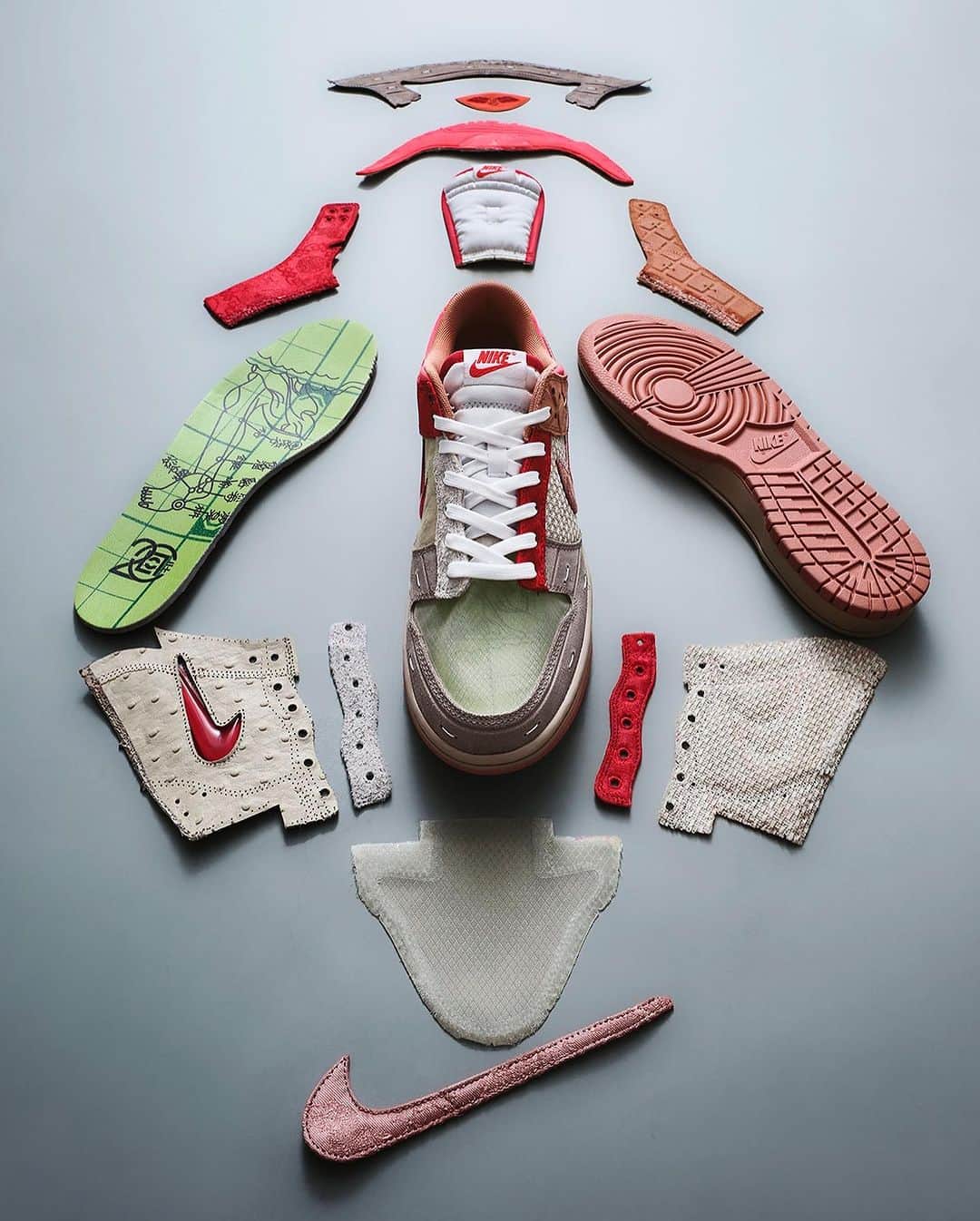 HYPEBEASTさんのインスタグラム写真 - (HYPEBEASTInstagram)「@hypebeastkicks: @clot has officially announced its forthcoming @nike Dunk Low “What The" and confirms that the collaboration serves as a celebration of the duo’s two decades of partnering together. ⁠ ⁠ As a homage to past CLOT x Nike releases, Edison Chen‘s imprint is introducing an exclusive set of trading cards that have been crafted alongside Kakawow. Dropping in one card per pack that will come with every purchase are 23 designs including 17 base cards dedicated to each of the iconic sneakers featured in the CLOT x Nike Dunk Low “What The”, four parallel cards and two numbered autograph cards each bearing a printed signature and a hard-signed version from Edison Chen. ⁠ ⁠ The global release for raffle winners is scheduled for July 29, 2023, at select @juicestore locations worldwide.⁠ Photo: CLOT」7月22日 8時33分 - hypebeast